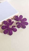 Charger l&#39;image dans la galerie, Boucles d&#39;oreilles maxi fleur violette
