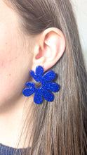 Charger l&#39;image dans la galerie, Boucles d&#39;oreilles maxi fleur bleue électrique
