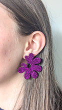Charger l&#39;image dans la galerie, Boucles d&#39;oreilles maxi fleur violette
