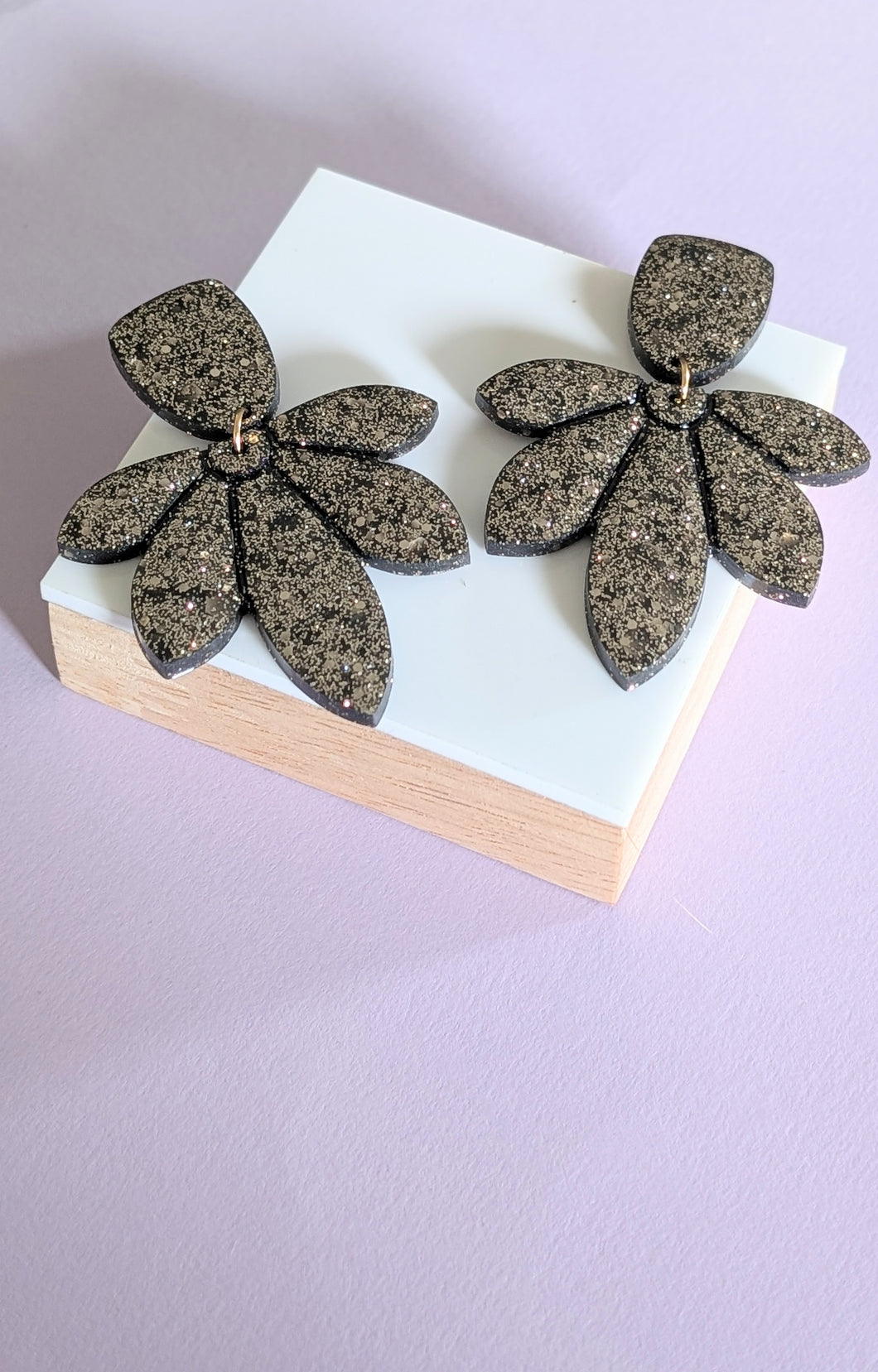 Boucles d'oreilles résine palme noire et dorée