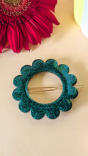 Charger l&#39;image dans la galerie, Barrette ronde fleur vert émeraude
