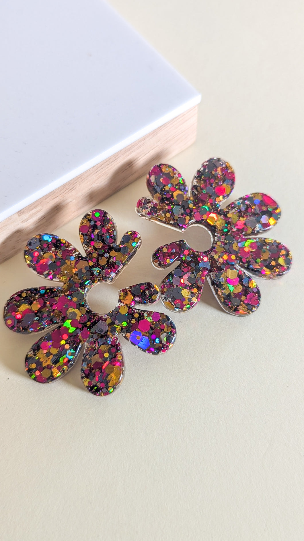 Boucles d'oreilles maxi fleur fushia/doré/gris