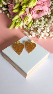 Boucles d'oreilles en résine, cœur doré