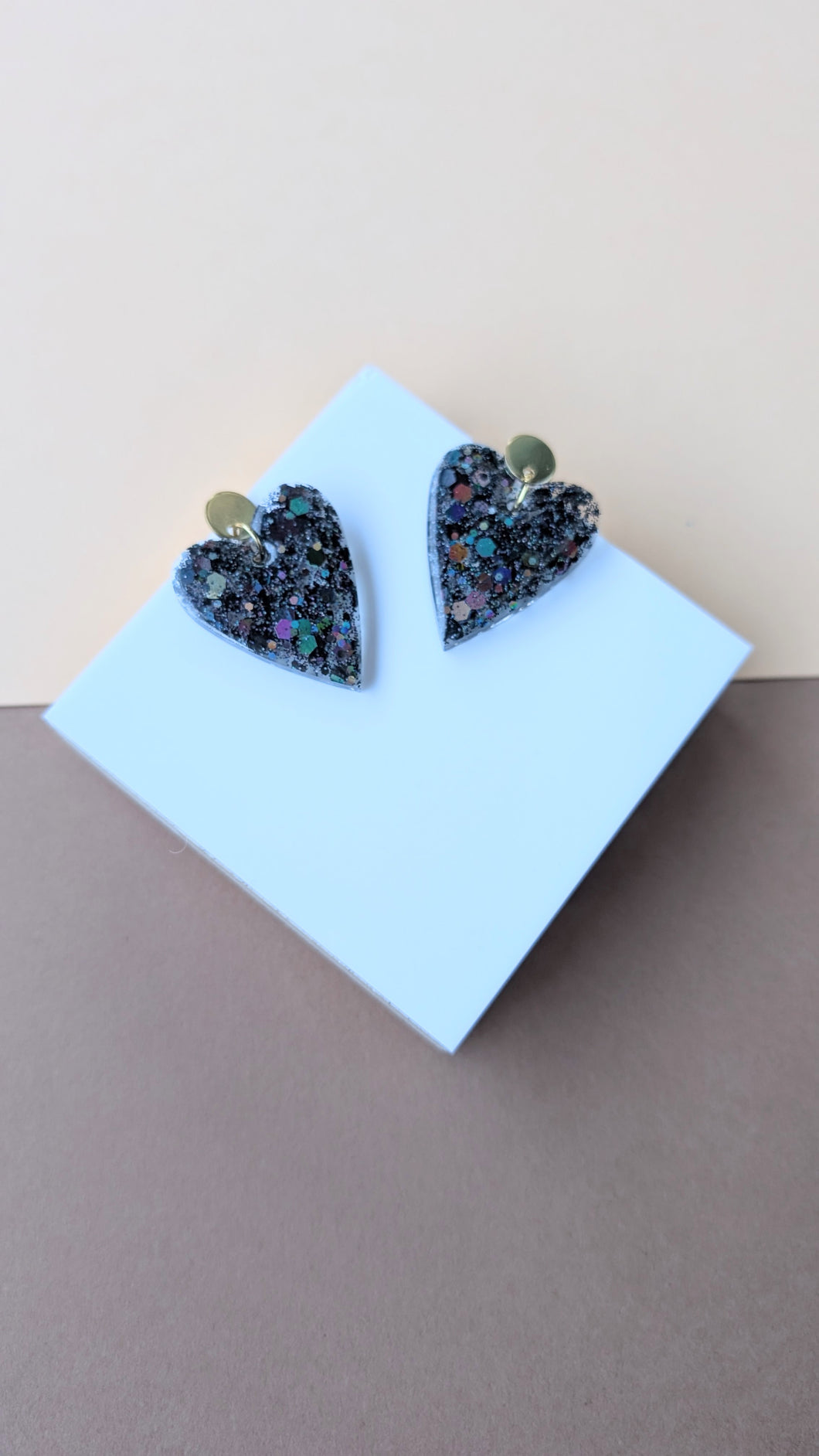 Boucle d'oreille cœur résine noire