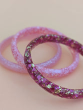 Charger l'image dans la galerie, Bracelet jonc résine rose irisé
